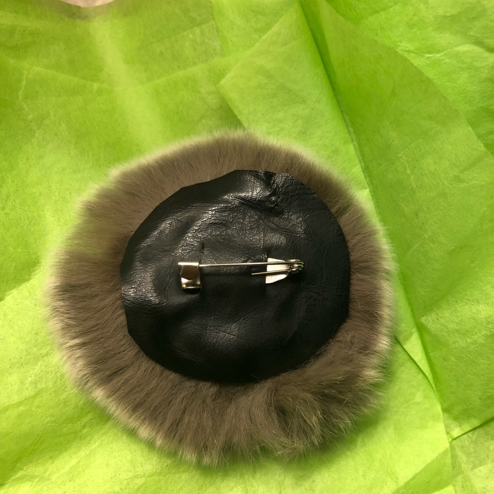 Fur Pin 😍 - Picture 4 of 6